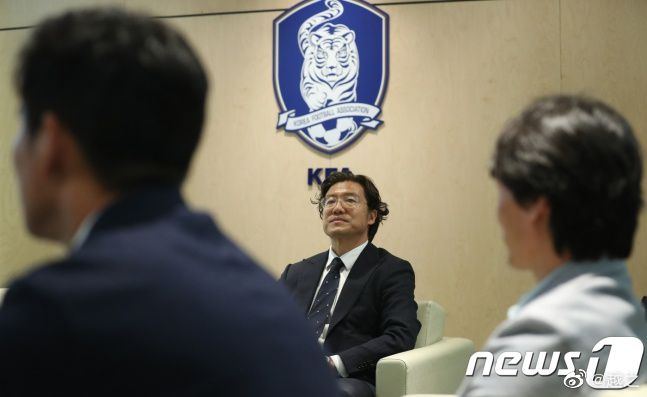 王宝强不仅要对打功夫巨星托尼贾、对战;看见就吓得打哆嗦的相扑手，还要被章鱼气球吊在半空、完成高空跳水等